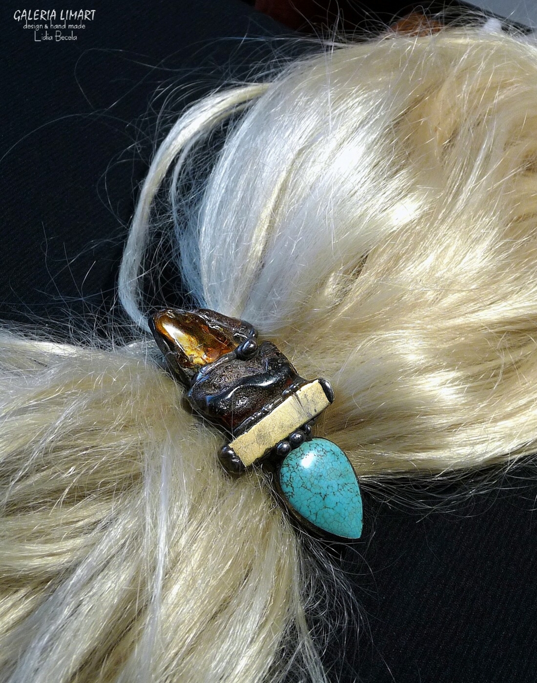 Unikatowa spinka do włosów z dwoma dużymi surowymi koniakowymi bursztynami bałtyckimi, złotym hematytem i łezką z howlitu turkusowego